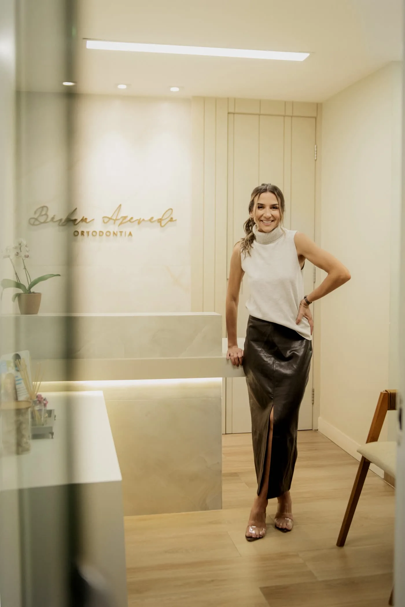 Dra. Bárbara Azevedo, ortodontista em Vitória-ES, na recepção do seu consultório