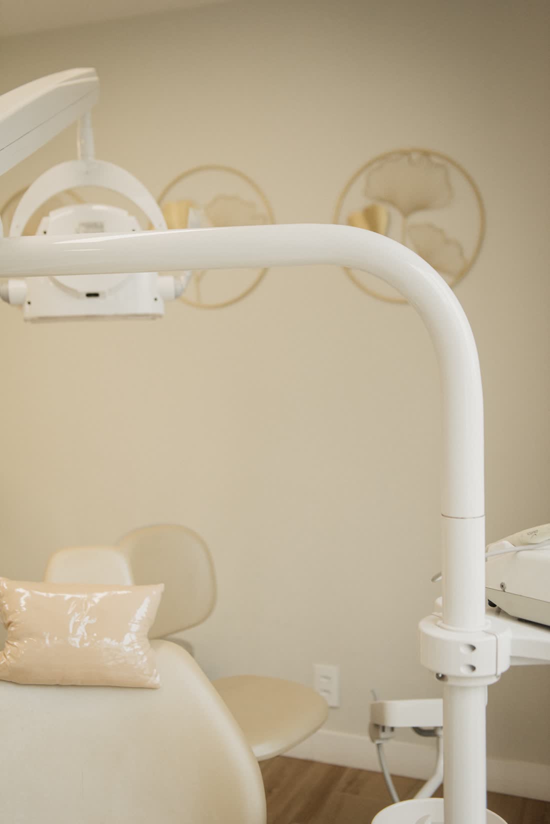 Equipamento odontológico moderno no consultório da Dra. Bárbara Azevedo
